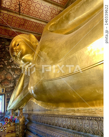 タイのお寺ワットポーにある黄金の仏像 タイのお寺ワットポーにある黄金の仏像 140339622