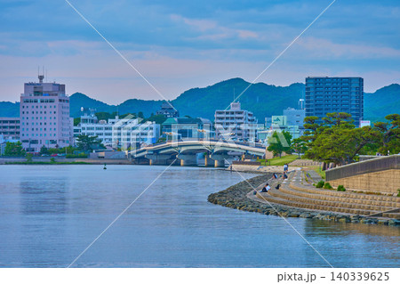 島根県松江市の宍道湖大橋と白潟公園方面の眺望(松江城,魚町,西茶町,殿町など) 島根県松江市の宍道湖大橋と白潟公園方面の眺望(松江城,魚町,西茶町,殿町など) 140339625