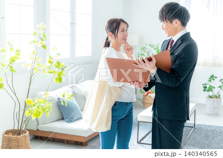 一人暮らしをする女性の家の内見をビジネスマンとするシーン 140340565
