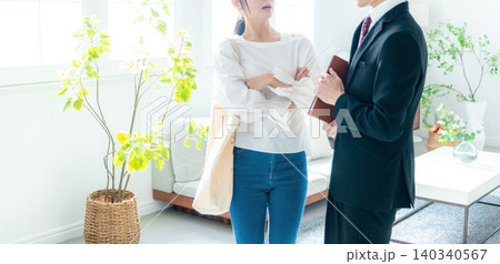 一人暮らしをする女性の家の内見をビジネスマンとするシーン 一人暮らしをする女性の家の内見をビジネスマンとするシーン 140340567