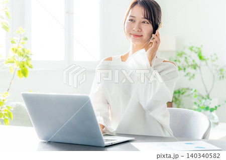 テレワークで仕事する若い女性 テレワークで仕事する若い女性 140340582