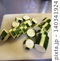 ズッキーニを使って料理する 140341924