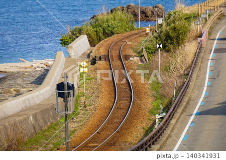 富山湾沿いを走る氷見線の線路 富山湾沿いを走る氷見線の線路 140341931