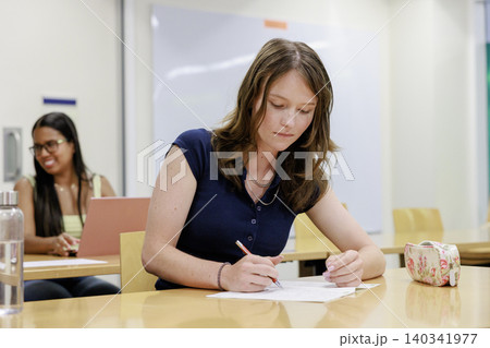 キャンパスで勉強する若い大学生たちの学習風景 キャンパスで勉強する若い大学生たちの学習風景 140341977