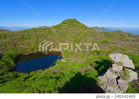 大分県のくじゅう連山、東側から望む御池と大船山 大分県のくじゅう連山、東側から望む御池と大船山 140342403