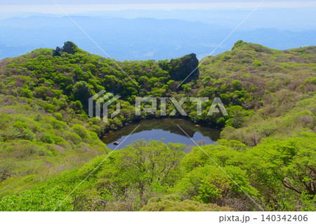 大分県のくじゅう連山、大船山から望む御池 大分県のくじゅう連山、大船山から望む御池 140342406