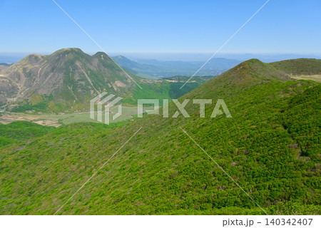 大分県のくじゅう連山、大船山から望む三俣山、坊がつる、北大船山 大分県のくじゅう連山、大船山から望む三俣山、坊がつる、北大船山 140342407
