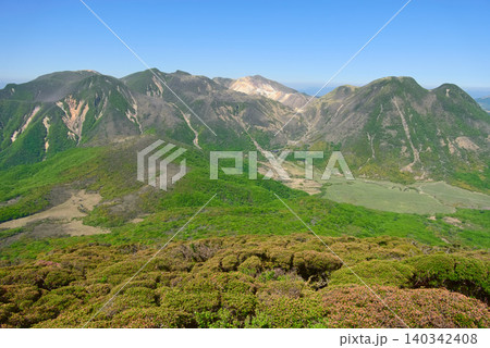 大分県のくじゅう連山、大船山付近から望むくじゅう連山の山々 大分県のくじゅう連山、大船山付近から望むくじゅう連山の山々 140342408