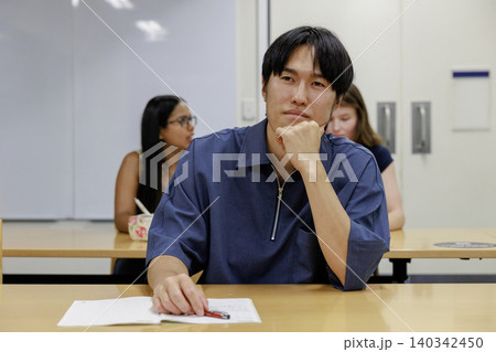 講義を受ける大学生 140342450