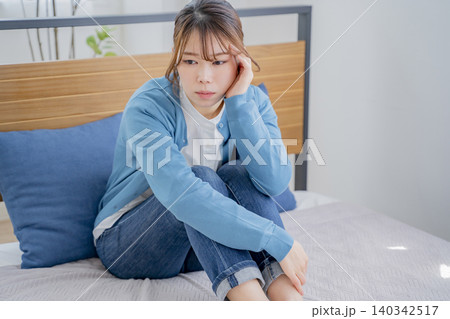 ベッドで悩む女性 ベッドで悩む女性 140342517