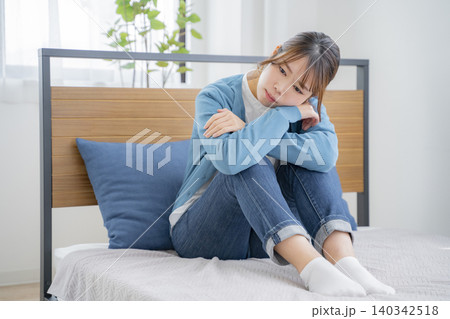 ベッドで悩む女性 ベッドで悩む女性 140342518