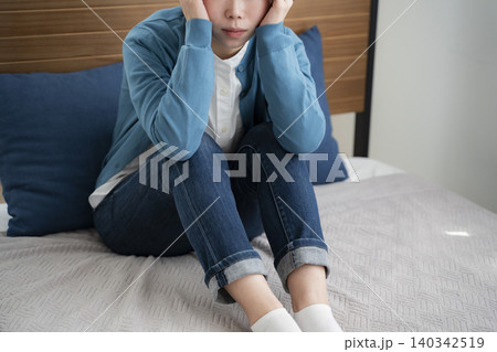 ベッドで悩む女性 140342519