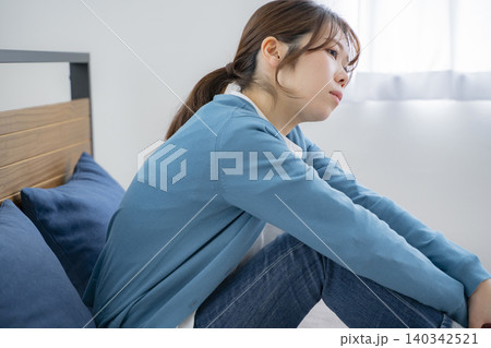 ベッドで悩む女性 ベッドで悩む女性 140342521
