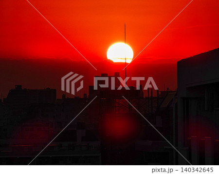 ビル群に沈む夕日 ビル群に沈む夕日 140342645