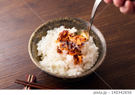 食べるラー油をご飯の上にかける 食べるラー油をご飯の上にかける 140342656