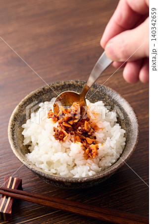 食べるラー油をご飯の上にかける 食べるラー油をご飯の上にかける 140342659