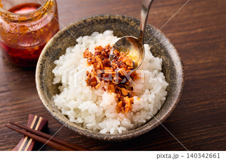 食べるラー油をご飯の上にかける 140342661