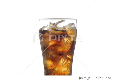 氷の入った飲料のイメージ・コーラ 140342678