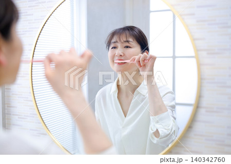 歯磨きをするシニアの女性 140342760