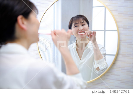 歯磨きをするシニアの女性 歯磨きをするシニアの女性 140342761