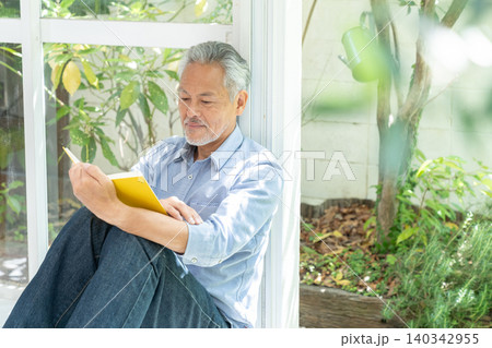 シニア男性 読書 シニア男性 読書 140342955