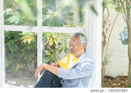 シニア男性　読書 140342963