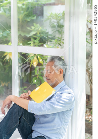 シニア男性 読書 シニア男性 読書 140342965