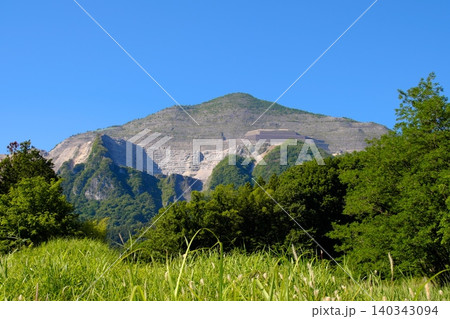 石灰岩の採掘が進む秩父の名峰・武甲山(埼玉県秩父地方) 石灰岩の採掘が進む秩父の名峰・武甲山(埼玉県秩父地方) 140343094