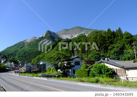 秩父の名峰・武甲山を望む秩父の山あいの集落と道路 秩父の名峰・武甲山を望む秩父の山あいの集落と道路 140343095