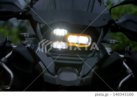 バイクのヘッドライト イメージ バイクのヘッドライト イメージ 140343100