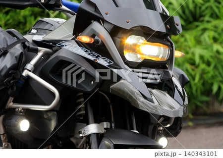 バイクのヘッドライト　イメージ 140343101