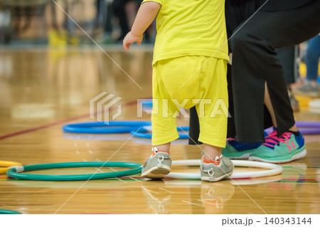 【保育園の運動会 障害物競走】 【保育園の運動会 障害物競走】 140343144