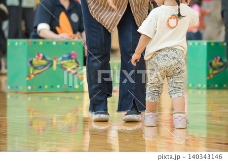 【保育園の運動会 障害物競走】 【保育園の運動会 障害物競走】 140343146