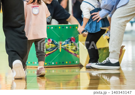 【保育園の運動会　障害物競走】 140343147