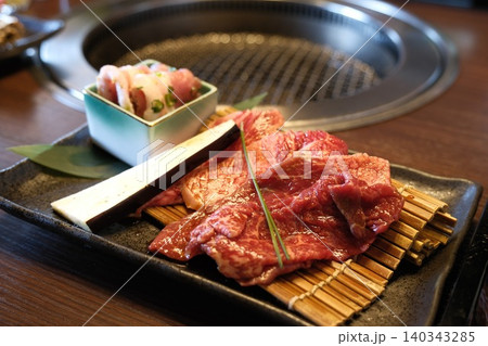 黒いお皿の上の焼く前の肉 140343285