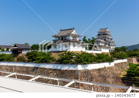 駅のホームから望む福山城の天守閣と伏見櫓 青空背景 140343677