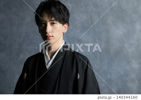紋付袴の若い男性 紋付袴の若い男性 140344160