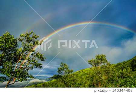 虹 ダブルレインボー 新緑 山岳風景 青空 雨上がり 自然絶景 夏 森林 カラフル 虹 ダブルレインボー 新緑 山岳風景 青空 雨上がり 自然絶景 夏 森林 カラフル 140344495