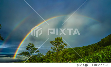 虹 ダブルレインボー 新緑 山岳風景 青空 雨上がり 自然絶景 夏 森林 カラフル 虹 ダブルレインボー 新緑 山岳風景 青空 雨上がり 自然絶景 夏 森林 カラフル 140344498