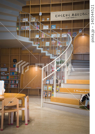 隠れ家のような図書館の階段 隠れ家のような図書館の階段 140344521