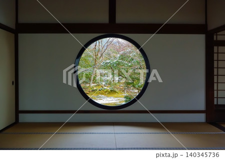 冬の京都 【正面構図】源光庵の「悟りの窓」から望む雪化粧の美しい庭園無人風景 冬の京都 【正面構図】源光庵の「悟りの窓」から望む雪化粧の美しい庭園無人風景 140345736