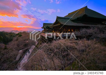 冬の夕暮れ 閉門時間の清水寺の舞台と京都の街並みに沈む美しい夕日【遠方に京都タワー】 冬の夕暮れ 閉門時間の清水寺の舞台と京都の街並みに沈む美しい夕日【遠方に京都タワー】 140345740