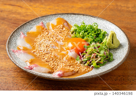鯛の胡麻浸し 胡麻の風味が香る新鮮な鯛の和風料理 140346198