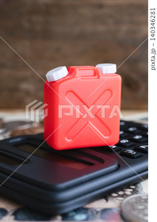 灯油缶と計算機 灯油価格や暖房費のイメージ素材 灯油缶と計算機 灯油価格や暖房費のイメージ素材 140346281