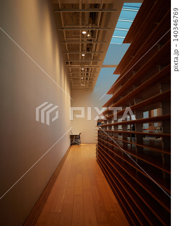 富山図書館の館内の通路と利用者の姿 富山図書館の館内の通路と利用者の姿 140346769