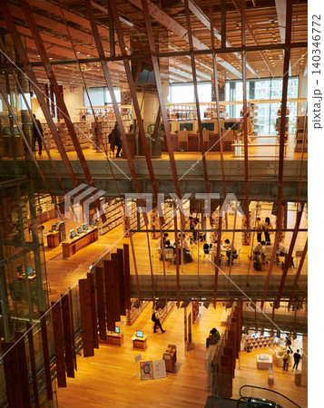 富山図書館の館内の本棚の様子と利用者の姿 140346772