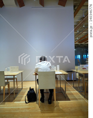 富山図書館の館内の風景と利用者の姿 富山図書館の館内の風景と利用者の姿 140346776