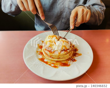 アイスのせパンケーキを食べる人 140346832