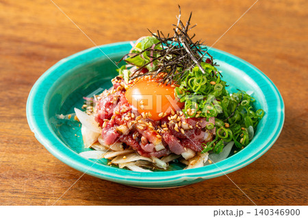 河内鴨ユッケ 卵黄と絡めて味わう濃厚な鴨料理 河内鴨ユッケ 卵黄と絡めて味わう濃厚な鴨料理 140346900