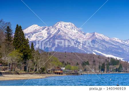 長野県信濃町 野尻湖湖畔から望む残雪の妙高山 春の風景 長野県信濃町 野尻湖湖畔から望む残雪の妙高山 春の風景 140346919